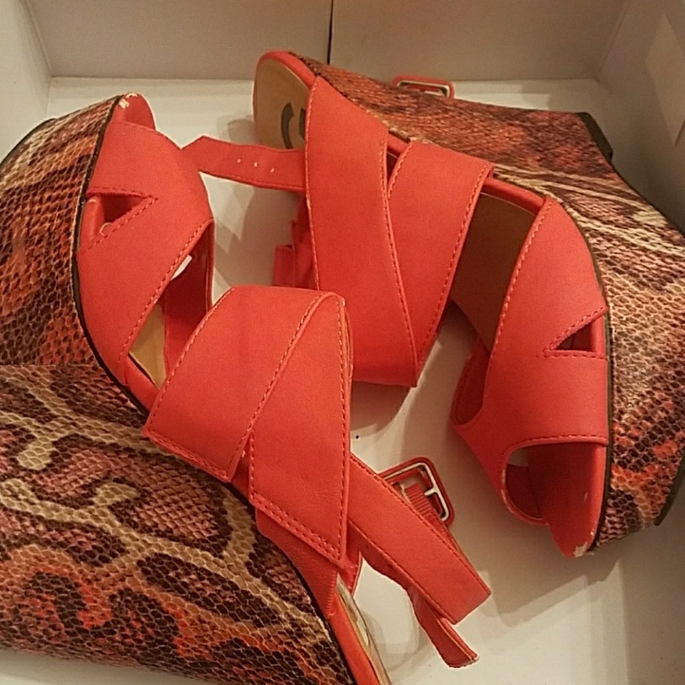 G by Guess wedges